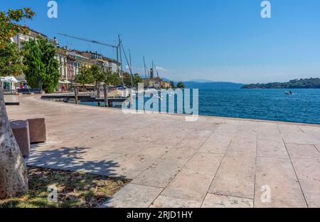 Sonnige Landschaft rund um Salo, eine Stadt und Gemeinde am Gardasee in Norditalien Stockfoto