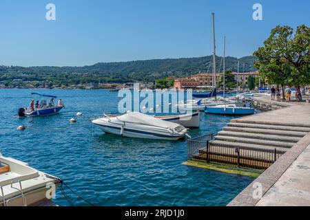 Sonnige Landschaft rund um Salo, eine Stadt und Gemeinde am Gardasee in Norditalien Stockfoto