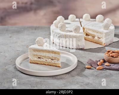 Wunderschönes Bild von einem Stück Dessert auf einem Teller und einem schönen Hintergrund Stockfoto