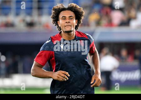 Joshua Zirkzee vom FC Bologna erwärmt sich während des Fußballspiels der Serie A zwischen dem FC Bologna und dem AC Mailand im Renato Dall'Ara Stadion in Bologna (Italien), Stockfoto