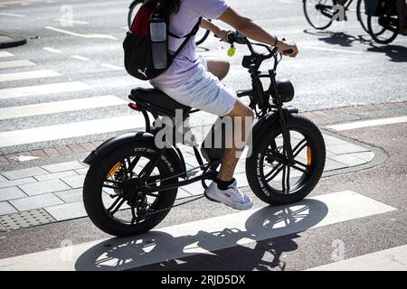 AMSTERDAM - Ein Feines Fahrrad im Zentrum von Amsterdam. Aufgrund der extrem hohen Anzahl von Fatbikes, die gestohlen werden, hat die ANWB die Versicherung von elektrisch angetriebenen Fahrrädern mit dickeren Reifen vorerst eingestellt. ANP RAMON VAN FLYMEN niederlande raus - belgien raus Stockfoto