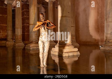 Ein Bild einer Skulptur in der Cisterna Basilica von Istanbul. Stockfoto