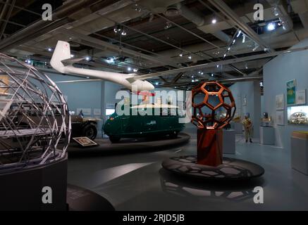 Gesamtansicht. Norman Foster Retropspective im Pompidou, Paris, Frankreich. Architekt: Foster + Partners, 2023. Stockfoto