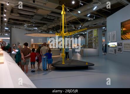 Gesamtansicht. Norman Foster Retropspective im Pompidou, Paris, Frankreich. Architekt: Foster + Partners, 2023. Stockfoto