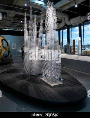 Gesamtansicht. Norman Foster Retropspective im Pompidou, Paris, Frankreich. Architekt: Foster + Partners, 2023. Stockfoto