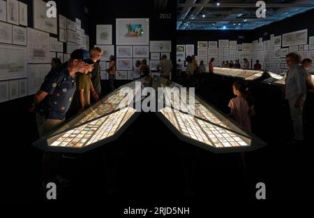 Gesamtansicht. Norman Foster Retropspective im Pompidou, Paris, Frankreich. Architekt: Foster + Partners, 2023. Stockfoto