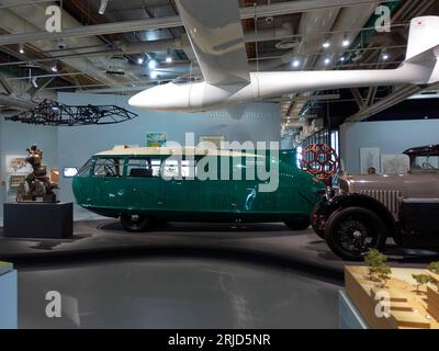 Gesamtansicht. Norman Foster Retropspective im Pompidou, Paris, Frankreich. Architekt: Foster + Partners, 2023. Stockfoto