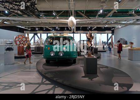 Gesamtblick mit „einzigartigen Formen der Kontinuität im Raum“ Scultpure von Umberto Boccioni. Norman Foster Retropspective im Pompidou, Paris, Frankreich. Ar Stockfoto