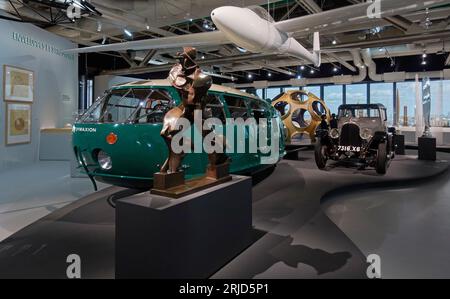 Gesamtansicht. Mit „Unique Forms of Continuity in Space“-Scultpure von Umberto Boccioni. Norman Foster Retropspective im Pompidou, Paris, Frankreich. A Stockfoto