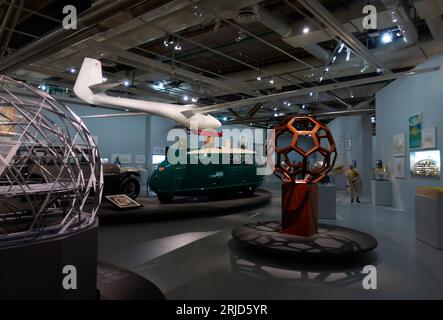 Gesamtansicht. Norman Foster Retropspective im Pompidou, Paris, Frankreich. Architekt: Foster + Partners, 2023. Stockfoto