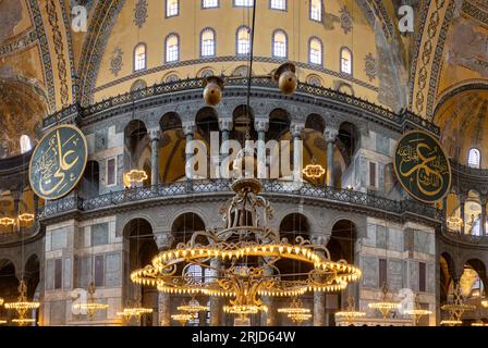 Ein Bild des farbenfrohen und wunderschönen Innenraums der Hagia Sophia in Istanbul. Stockfoto