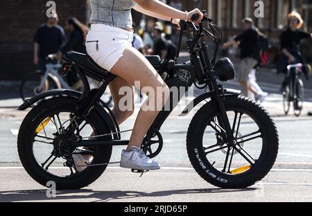 AMSTERDAM - Ein Feines Fahrrad im Zentrum von Amsterdam. Aufgrund der extrem hohen Anzahl von Fatbikes, die gestohlen werden, hat die ANWB die Versicherung von elektrisch angetriebenen Fahrrädern mit dickeren Reifen vorerst eingestellt. ANP RAMON VAN FLYMEN niederlande raus - belgien raus Stockfoto