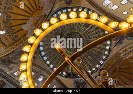 Ein Bild des farbenfrohen und wunderschönen Innenraums der Hagia Sophia in Istanbul. Stockfoto