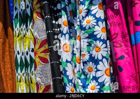 Farben des Stoffmarktes – schöne farbige Tücher von offenen Märkten in Madagaskar. Stockfoto