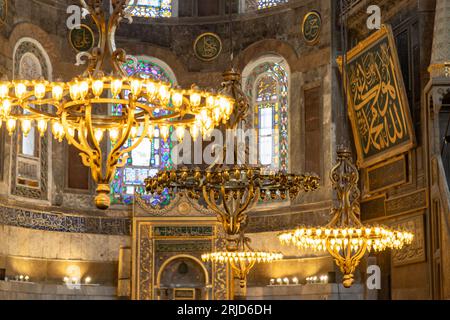 Ein Bild des farbenfrohen und wunderschönen Innenraums der Hagia Sophia in Istanbul. Stockfoto