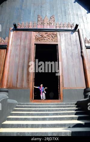 Reisende thai-Frauen reisen und reisen besuchen besuchen Sie Sehenswürdigkeiten im Baandam Museum Holzgebäude oder antike hölzerne Schwarze Haus Baan Dam Stockfoto