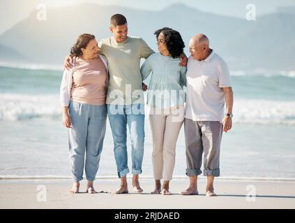 Glückliche Familie, Strand und Paar mit älteren Eltern umarmen, gehen und verbinden sich in der Natur. Laufen, lieben und lachen älteste mit Mann und Frau Stockfoto