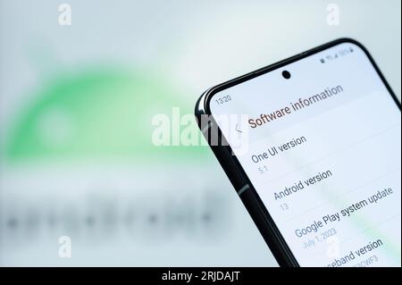 New York, USA - 20. August 2023: Arbeiten auf Smartphone mit Android 13 App auf Smartphone-Bildschirm Nahaufnahme mit verschwommenem Logo Hintergrund Stockfoto