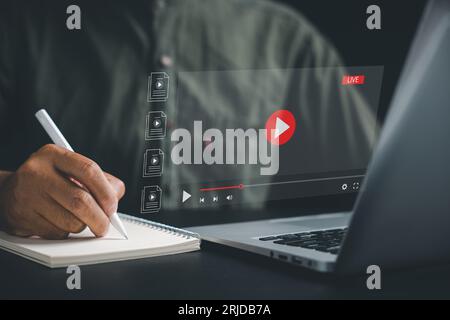 Schüler, die mit einem Computer in E-Learning und Online-Bildung vertieft sind Stockfoto