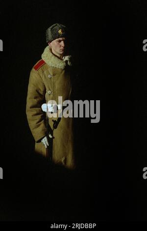 Wolgograd, Russland - Januar 1996: Gescanntes Filmbild, russischer Ehrenwachsoldat an der Gedenkstätte der Zweiten Weltkriegsschlacht von Stalingrad. Editorial Stockfoto