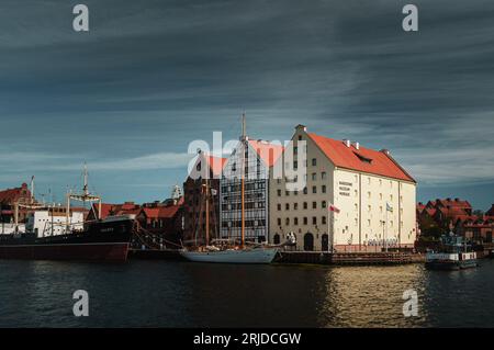 Nationales Schifffahrtsmuseum in Danzig. Museumsschiff Soldek im Vordergrund Stockfoto