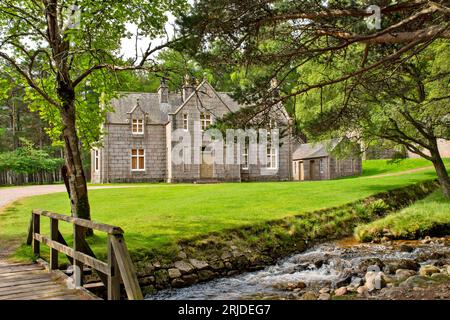 Loch Muick Ballater Balmoral Estate Scotland Bridge und Bach, die im Sommer an Glas allt Shiel House vorbeiführen Stockfoto