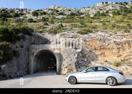 Peljesac, Kroatien. August 2023. Der Dingac-Tunnel ist am 10. August 2023 auf der Küstenstraße von Potomje (einem Dorf auf der Halbinsel Peljesac, das für seine Weine berühmt ist) nach Trstenik bei Peljesac in Kroatien abgebildet. Der 400 m lange Tunnel wurde 1973 gebaut. Von den Winzern des Gebiets, um die Trauben zu transportieren. Foto: Emica Elvedji/PIXSELL Credit: Pixsell/Alamy Live News Stockfoto