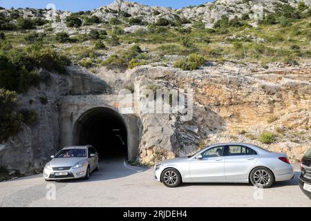 Peljesac, Kroatien. August 2023. Der Dingac-Tunnel ist am 10. August 2023 auf der Küstenstraße von Potomje (einem Dorf auf der Halbinsel Peljesac, das für seine Weine berühmt ist) nach Trstenik bei Peljesac in Kroatien abgebildet. Der 400 m lange Tunnel wurde 1973 gebaut. Von den Winzern des Gebiets, um die Trauben zu transportieren. Foto: Emica Elvedji/PIXSELL Credit: Pixsell/Alamy Live News Stockfoto