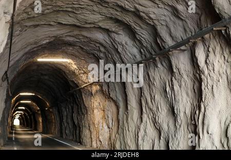 Peljesac, Kroatien. August 2023. Der Dingac-Tunnel ist am 10. August 2023 auf der Küstenstraße von Potomje (einem Dorf auf der Halbinsel Peljesac, das für seine Weine berühmt ist) nach Trstenik bei Peljesac in Kroatien abgebildet. Der 400 m lange Tunnel wurde 1973 gebaut. Von den Winzern des Gebiets, um die Trauben zu transportieren. Foto: Emica Elvedji/PIXSELL Credit: Pixsell/Alamy Live News Stockfoto