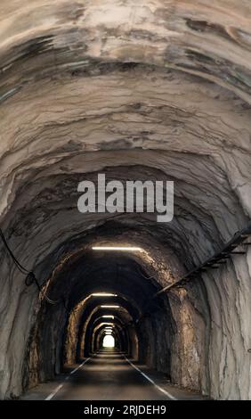 Peljesac, Kroatien. August 2023. Der Dingac-Tunnel ist am 10. August 2023 auf der Küstenstraße von Potomje (einem Dorf auf der Halbinsel Peljesac, das für seine Weine berühmt ist) nach Trstenik bei Peljesac in Kroatien abgebildet. Der 400 m lange Tunnel wurde 1973 gebaut. Von den Winzern des Gebiets, um die Trauben zu transportieren. Foto: Emica Elvedji/PIXSELL Credit: Pixsell/Alamy Live News Stockfoto
