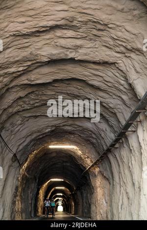 Peljesac, Kroatien. August 2023. Der Dingac-Tunnel ist am 10. August 2023 auf der Küstenstraße von Potomje (einem Dorf auf der Halbinsel Peljesac, das für seine Weine berühmt ist) nach Trstenik bei Peljesac in Kroatien abgebildet. Der 400 m lange Tunnel wurde 1973 gebaut. Von den Winzern des Gebiets, um die Trauben zu transportieren. Foto: Emica Elvedji/PIXSELL Credit: Pixsell/Alamy Live News Stockfoto