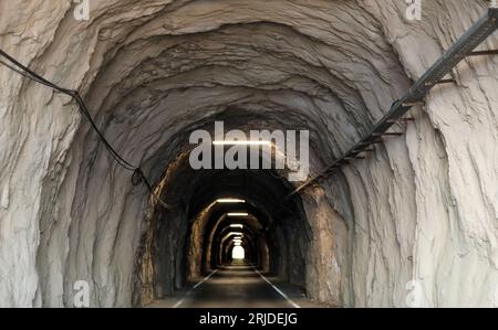Peljesac, Kroatien. August 2023. Der Dingac-Tunnel ist am 10. August 2023 auf der Küstenstraße von Potomje (einem Dorf auf der Halbinsel Peljesac, das für seine Weine berühmt ist) nach Trstenik bei Peljesac in Kroatien abgebildet. Der 400 m lange Tunnel wurde 1973 gebaut. Von den Winzern des Gebiets, um die Trauben zu transportieren. Foto: Emica Elvedji/PIXSELL Credit: Pixsell/Alamy Live News Stockfoto