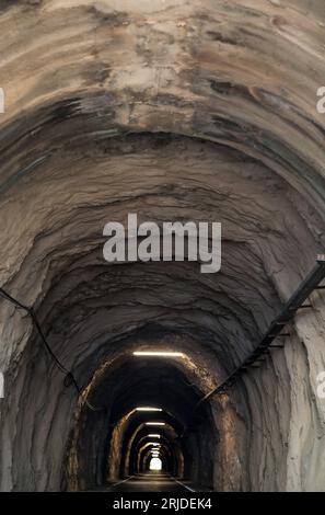 Peljesac, Kroatien. August 2023. Der Dingac-Tunnel ist am 10. August 2023 auf der Küstenstraße von Potomje (einem Dorf auf der Halbinsel Peljesac, das für seine Weine berühmt ist) nach Trstenik bei Peljesac in Kroatien abgebildet. Der 400 m lange Tunnel wurde 1973 gebaut. Von den Winzern des Gebiets, um die Trauben zu transportieren. Foto: Emica Elvedji/PIXSELL Credit: Pixsell/Alamy Live News Stockfoto