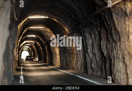Peljesac, Kroatien. August 2023. Der Dingac-Tunnel ist am 10. August 2023 auf der Küstenstraße von Potomje (einem Dorf auf der Halbinsel Peljesac, das für seine Weine berühmt ist) nach Trstenik bei Peljesac in Kroatien abgebildet. Der 400 m lange Tunnel wurde 1973 gebaut. Von den Winzern des Gebiets, um die Trauben zu transportieren. Foto: Emica Elvedji/PIXSELL Credit: Pixsell/Alamy Live News Stockfoto