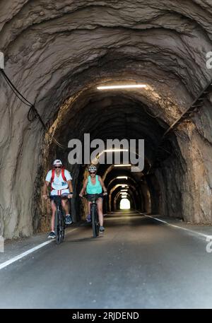 Peljesac, Kroatien. August 2023. Der Dingac-Tunnel ist am 10. August 2023 auf der Küstenstraße von Potomje (einem Dorf auf der Halbinsel Peljesac, das für seine Weine berühmt ist) nach Trstenik bei Peljesac in Kroatien abgebildet. Der 400 m lange Tunnel wurde 1973 gebaut. Von den Winzern des Gebiets, um die Trauben zu transportieren. Foto: Emica Elvedji/PIXSELL Credit: Pixsell/Alamy Live News Stockfoto