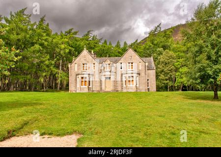 Loch Muick Ballater Balmoral Estate Schottland Frontalblick auf Glas allt Shiel Haus im Sommer umgeben von Bäumen Stockfoto