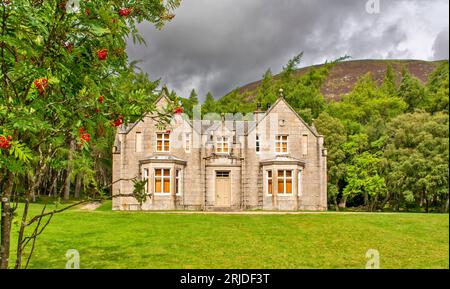 Loch Muick Ballater Balmoral Estate Schottland Frontalblick auf das Glas allt Shiel Haus im Sommer mit roten Beeren auf einer eberesche Stockfoto