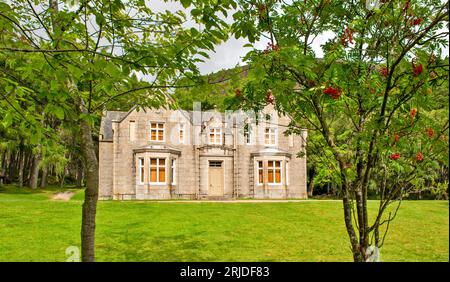 Loch Muick Ballater Balmoral Estate Schottland Frontalblick auf das Glas allt Shiel House im Sommer mit roten Beeren auf eberesäumen Stockfoto