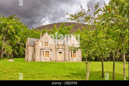 Loch Muick Ballater Balmoral Estate Schottland Frontalblick auf Glas allt Shiel House im Sommer mit roten Beeren auf den ebereschen Stockfoto