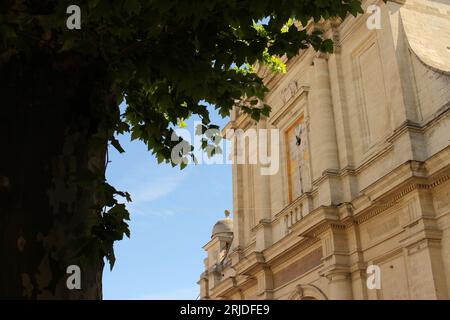 The Baroque western façade of the Notre-Dame-des-Anges in L’Isle-sur-la-Sorgue on a sunny spring day Stock Photo