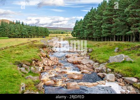 Loch Muick Ballater Balmoral Estate Scotland mit Blick auf den Fluss Allt Darrarie Stockfoto