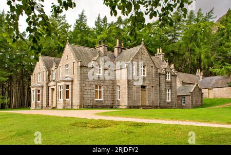 Loch Muick Ballater Balmoral Estate Schottland Seitenansicht des Glas allt Shiel House im Sommer Stockfoto