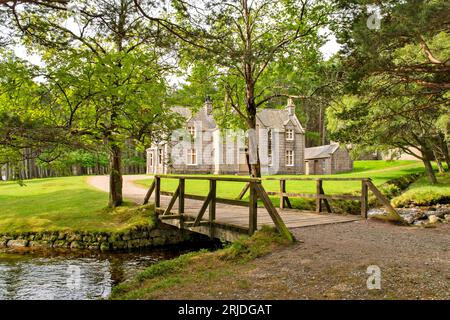 Loch Muick Ballater Balmoral Estate Scotland die Holzbrücke und ein Bach, der im Sommer an Glas allt Shiel House vorbeifließt Stockfoto