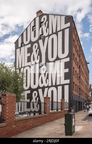 „Me & You“ Anthony Burrill, öffentliches Kunstgemälde in Leeds, gesehen am 21. August 2023 Stockfoto