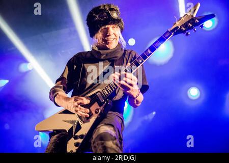 Michael Schenker spielt Gitarre Stockfoto