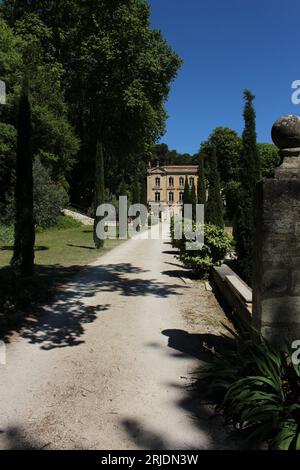 Das Château de Font-Ségugne, ein historisches château in Font-Ségugne in Châteauneuf-de-Gadagne, Provence, Frankreich. Provenzalische Tapete mit Kopierraum Stockfoto