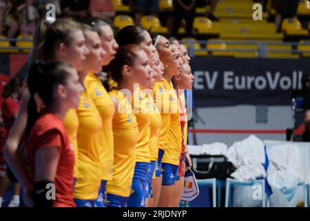 Turin, Italien. August 2023. Die rumänischen Nationalspieler treffen sich während der CEV EuroVolley 2023 Frauen-Finalrunde zwischen Bosnien und Herzegowina und Rumänien in der Gianni Asti Sports Hall. Endstand; Bosnien und Herzegowina 2:3 Rumänien. (Foto: Davide Di Lalla/SOPA Images/SIPA USA) Credit: SIPA USA/Alamy Live News Stockfoto