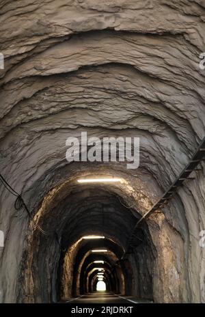 Peljesac, Kroatien. August 2023. Der Dingac-Tunnel ist am 10. August 2023 auf der Küstenstraße von Potomje (einem Dorf auf der Halbinsel Peljesac, das für seine Weine berühmt ist) nach Trstenik bei Peljesac in Kroatien abgebildet. Der 400 m lange Tunnel wurde 1973 gebaut. Von den Winzern des Gebiets, um die Trauben zu transportieren. Foto: Emica Elvedji/PIXSELL Credit: Pixsell/Alamy Live News Stockfoto