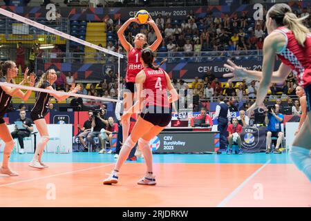 Rene Sain (L) und Boana Butigan (R) aus Kroatien wurden während der CEV EuroVolley 2023 Women Final Round zwischen Kroatien und der Schweiz in der Gianni Asti Sports Hall in Aktion gesehen. Endstand; Kroatien 1:3 Schweiz. Stockfoto