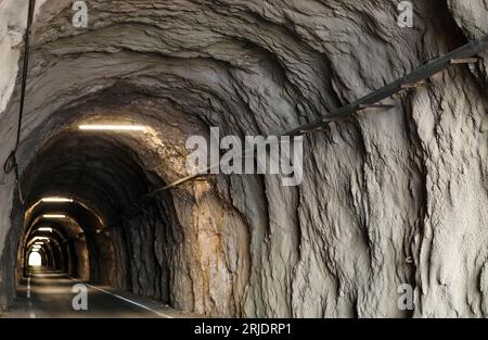 Peljesac, Kroatien. August 2023. Der Dingac-Tunnel ist am 10. August 2023 auf der Küstenstraße von Potomje (einem Dorf auf der Halbinsel Peljesac, das für seine Weine berühmt ist) nach Trstenik bei Peljesac in Kroatien abgebildet. Der 400 m lange Tunnel wurde 1973 gebaut. Von den Winzern des Gebiets, um die Trauben zu transportieren. Foto: Emica Elvedji/PIXSELL Credit: Pixsell/Alamy Live News Stockfoto